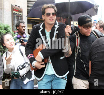 New York, Stati Uniti d'America. Il 7 luglio, 2017. Milo Yiannopoulos scrittore di pericolose attesa conferenza stampa nella parte anteriore del Simon Schuster ufficio e marzo fino 6° Avenue voce torna al suo hotel a New York il 7 luglio 2017. Credito: MediaPunch Inc/Alamy Live News Foto Stock