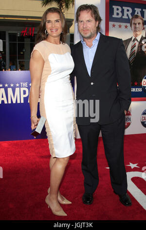 Los Angeles, CA, Stati Uniti d'America. 2 agosto, 2012. LOS ANGELES - agosto 2: BROOKE SHIELDS, Chris Henchy al ''La Campagna'' Premiere al cinese TCL teatro IMAX il 2 agosto 2012 a Los Angeles, CA Credito: Kay Blake/ZUMA filo/Alamy Live News Foto Stock