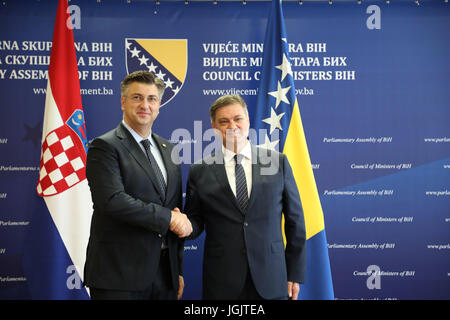 Sarajevo, BiH. 7 Luglio, 2017. Presidente del Consiglio dei Ministri della Bosnia Erzegovina Denis Zvizdic (R) stringe la mano con il Primo ministro croato Andrej Plenkovic durante il loro incontro a Sarajevo, BiH, il 7 luglio 2017. La Bosnia Erzegovina e la Croazia venerdì impegnati qui il venerdì per rafforzare la cooperazione bilaterale. Credito: Haris Memija/Xinhua/Alamy Live News Foto Stock