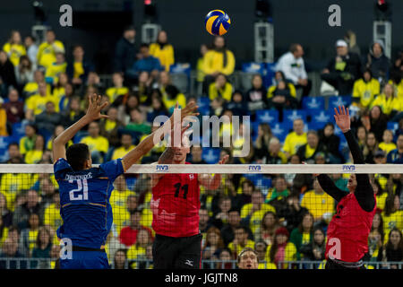 Curitiba, Brasile. 07 Luglio, 2017. Barthélémy Chinenyeze, Jansen Vandoorn e Giovanni Perrin durante le semifinali del mondo Lega Volley tra la Francia e il Canada tenutosi presso l'Arena da Baixada in Curitiba, PR. Credito: Reinaldo Reginato/FotoArena/Alamy Live News Foto Stock