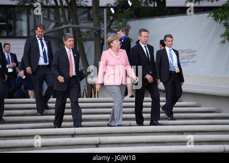 Amburgo, Germania. 07 Luglio, 2017. Il cancelliere tedesco Angela Merkel arriva con il marito Joachim Sauer, a sinistra per un concerto presso la Elbphilharmonie concert hall il primo giorno del Vertice G20 riuniti il 7 luglio 2017 ad Amburgo, in Germania. (Bundesregierung/Gungor via Planetpix) Foto Stock