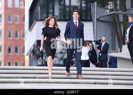 Amburgo, Germania. 07 Luglio, 2017. Il primo ministro canadese Justin Trudeau e moglie Sophie Gregoire Trudeau arriva per un concerto presso la Elbphilharmonie concert hall il primo giorno del Vertice G20 riuniti il 7 luglio 2017 ad Amburgo, in Germania. (Bundesregierung/Denzel via Planetpix) Foto Stock