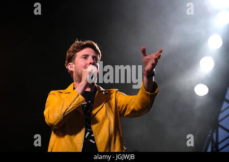 Grande Tew, Oxfordshire, Regno Unito. Il 7 luglio 2017. Festival Cornbury Giorno 1- band britannica il Kaiser Chiefs effettuando al Festival Cornbury, Oxfordshire 7 luglio 2017 Credit: DFP/fotografica Alamy Live News Foto Stock