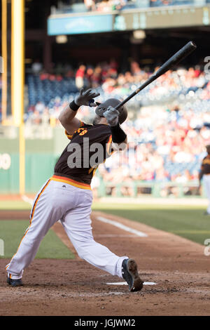 Philadelphia, Pennsylvania, USA. 7 Luglio, 2017. San Diego Padres catcher Austin siepi (18) colpisce un assolo home run durante la partita MLB tra San Diego Padres e Philadelphia Phillies al Citizens Bank Park di Philadelphia, Pennsylvania. I pirati di Pittsburgh ha vinto 6-3. Christopher Szagola/CSM/Alamy Live News Foto Stock