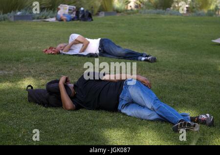 Los Angeles, California, USA. 7 Luglio, 2017. Persone riposare all'ombra di alberi a nel centro di Los Angeles venerdì 7 luglio 2017. Un ondata di calore blanketing U.S. Southwest ha rovesciato i record di temperatura, sollevato wildfire pericolo e inviato ai residenti a piscine, spiagge e persino fontane per fresco sollievo. Credito: Ringo Chiu/ZUMA filo/Alamy Live News Foto Stock