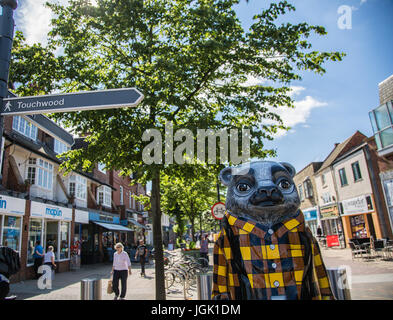 Solihull, Birmingham, Regno Unito. 8 Luglio, 2017. Il Nonno portano a Solihull parte del grande Sleuth bear trail in congiunzione con Birminghams ospedale infantile, dal lunedì al decimo giorno del mese di luglio è possibile scaricare un'app e unire il sentiero per vedere tutti i te porta intorno a Birmingham Credito: Steven roe/Alamy Live News Foto Stock
