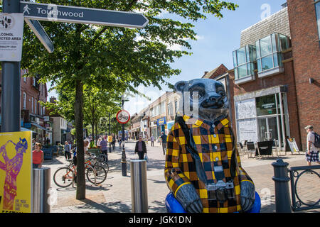 Solihull, Birmingham, Regno Unito. 8 Luglio, 2017. Il Nonno portano a Solihull parte del grande Sleuth bear trail in congiunzione con Birminghams ospedale infantile, dal lunedì al decimo giorno del mese di luglio è possibile scaricare un'app e unire il sentiero per vedere tutti i te porta intorno a Birmingham Credito: Steven roe/Alamy Live News Foto Stock