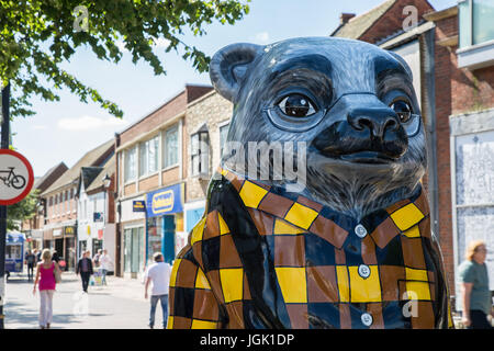 Solihull, Birmingham, Regno Unito. 8 Luglio, 2017. Il Nonno portano a Solihull parte del grande Sleuth bear trail in congiunzione con Birminghams ospedale infantile, dal lunedì al decimo giorno del mese di luglio è possibile scaricare un'app e unire il sentiero per vedere tutti i te porta intorno a Birmingham Credito: Steven roe/Alamy Live News Foto Stock