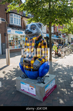 Solihull, Birmingham, Regno Unito. 8 Luglio, 2017. Il Nonno portano a Solihull parte del grande Sleuth bear trail in congiunzione con Birminghams ospedale infantile, dal lunedì al decimo giorno del mese di luglio è possibile scaricare un'app e unire il sentiero per vedere tutti i te porta intorno a Birmingham Credito: Steven roe/Alamy Live News Foto Stock