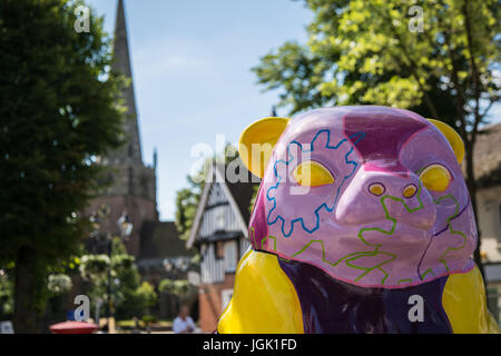 Solihull, Birmingham, Regno Unito. 8 Luglio, 2017. La creazione di un orso in Solihull parte del grande Sleuth bear trail in congiunzione con Birminghams ospedale infantile,dal lunedì al decimo giorno del mese di luglio è possibile scaricare un'app e unire il sentiero per vedere tutti gli orsi intorno a Birmingham Credito: Steven roe/Alamy Live News Foto Stock