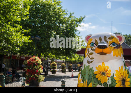 Solihull, Birmingham, Regno Unito. 8 Luglio, 2017. Il fiore portano a Solihull parte del grande Sleuth bear trail in congiunzione con Birminghams ospedale infantile,dal lunedì al decimo giorno del mese di luglio è possibile scaricare un'app e unire il sentiero per vedere tutti gli orsi intorno a Birmingham Credito: Steven roe/Alamy Live News Foto Stock