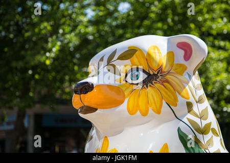 Solihull, Birmingham, Regno Unito. 8 Luglio, 2017. Il fiore portano a Solihull parte del grande Sleuth bear trail in congiunzione con Birminghams ospedale infantile,dal lunedì al decimo giorno del mese di luglio è possibile scaricare un'app e unire il sentiero per vedere tutti gli orsi intorno a Birmingham Credito: Steven roe/Alamy Live News Foto Stock