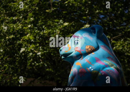 Solihull, Birmingham, Regno Unito. 8 Luglio, 2017. Sun Bear Neath il mare a Solihull parte del grande Sleuth bear trail in congiunzione con Birminghams ospedale infantile,dal lunedì al decimo giorno del mese di luglio è possibile scaricare un'app e unire il sentiero per vedere tutti gli orsi intorno a Birmingham Foto Stock