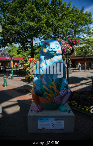 Solihull, Birmingham, Regno Unito. 8 Luglio, 2017. Sun Bear Neath il mare a Solihull parte del grande Sleuth bear trail in congiunzione con Birminghams ospedale infantile,dal lunedì al decimo giorno del mese di luglio è possibile scaricare un'app e unire il sentiero per vedere tutti gli orsi intorno a Birmingham Foto Stock