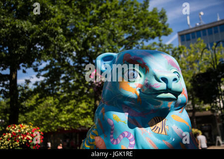 Solihull, Birmingham, Regno Unito. 8 Luglio, 2017. Sun Bear Neath il mare a Solihull parte del grande Sleuth bear trail in congiunzione con Birminghams ospedale infantile,dal lunedì al decimo giorno del mese di luglio è possibile scaricare un'app e unire il sentiero per vedere tutti gli orsi intorno a Birmingham Foto Stock
