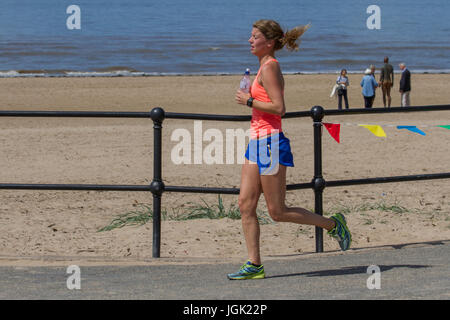 Crosby Beach, Merseyside, Regno Unito. Regno Unito Meteo. Luminosa giornata soleggiata sul Mersey estuario con temperature di 20's e chiare vedute sul fiume Mersey & mare irlandese. Credito; MediaWorldImages/AlamyLiveNews Foto Stock