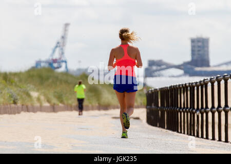 Crosby Beach, Merseyside, Regno Unito. Regno Unito Meteo. Luminosa giornata soleggiata sul Mersey estuario con temperature di 20's e chiare vedute sul fiume Mersey & mare irlandese. Credito; MediaWorldImages/AlamyLiveNews Foto Stock