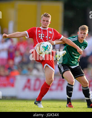 06.07.2017, Fussball 1.Bundesliga 2017/2018, Saisonvorbereitung, BCF Wolfratshausen - FC Bayern München, im Stadion Wolfratshausen. Lukas Mai (li, Bayern München) am palla. Foto: Cronos/MIS Foto Stock