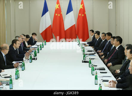 Amburgo, Germania. 8 Luglio, 2017. Il presidente cinese Xi Jinping incontra il suo omologo francese Emmanuel Macron ad Amburgo, Germania, 8 luglio 2017. Credito: Yao Dawei/Xinhua/Alamy Live News Foto Stock