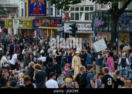 Amburgo, Germania. 07 Luglio, 2017. Germania, Amburgo, protesta rally sul Reeperbahn in St. Pauli contro summit G-20 nel luglio 2017/DEUTSCHLAND, Hamburg St. Pauli, dimostrazione di protesta auf der Reeperbahn gegen G20 Gipfel in Hamburg Credito: Joerg Boethling/Alamy Live News Foto Stock