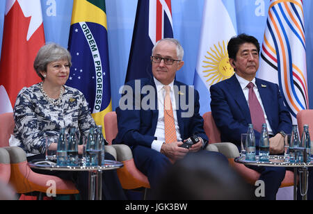 Amburgo, Germania. 8 Luglio, 2017. L-R: primo ministro britannico Theresa Maggio, il primo ministro australiano Malcolm Turnbull, e il primo ministro giapponese Shinzo Abe alla donna imprenditore Finance Initiative manifestazione di lancio tenutasi in concomitanza con il vertice del G20 a Amburgo, Germania, 8 luglio 2017. Foto: Patrik Stollarz/AFP-PISCINA/dpa/Alamy Live News Foto Stock