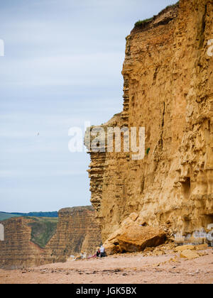 Burton Bradstock, Dorset, Regno Unito. 8 luglio 2017. Persone a caccia di fossili al di sotto del famoso West Bay scogliere come il soleggiato clima caldo prosegue sulla costa sud. Credito: Dan Tucker/Alamy Live News Foto Stock