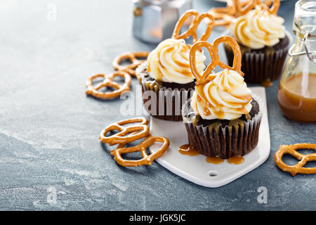 Salate tortini di caramello con salatini Foto Stock