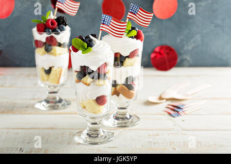 Stratificato parfait di dessert con pane dolce e bacche Foto Stock