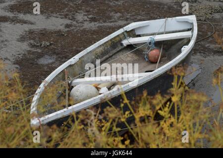 Barca a remi in appoggio con la bassa marea, creek in Cornovaglia Foto Stock