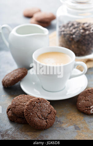 Biscotti al cioccolato con una tazza di caffè Foto Stock