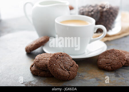 Biscotti al cioccolato con una tazza di caffè Foto Stock