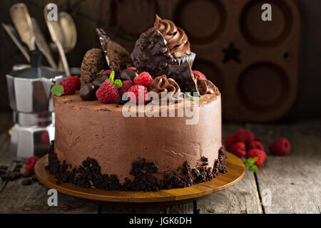 Gourmet torta al cioccolato con decorazioni Foto Stock