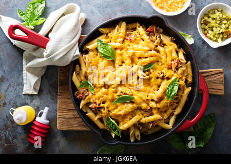 Cheesy cuocere la pasta con carne macinata di manzo e erbe aromatiche Foto Stock