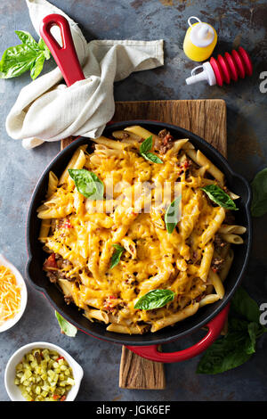 Cheesy cuocere la pasta con carne macinata di manzo e erbe aromatiche Foto Stock