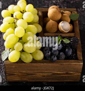 Frutta fresca in una scatola di legno Foto Stock