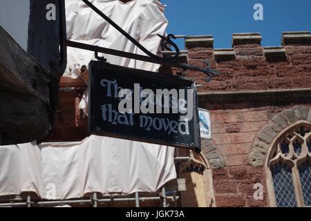 La casa che si è spostata, Tudor Building, 1430. Exeter, Devon, Regno Unito. Luglio 2017. Foto Stock