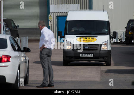 Pontyclun Van noleggio presso il lato est Cambrian Industrial Estate su Giugno 19, 2017 a Pontyclun, Galles. Un furgone che sembra essere stata noleggiata da Pontyclun Van Noleggio arò nel pedoni vicino a Finsbury Park Mosque sul Severn Sisters Road, North London, intorno alle 12.20 di questa mattina. La polizia ha riferito che 10 persone sono rimaste ferite e uno ucciso. Un 48-anno-vecchio uomo è stato arrestato. Il primo ministro Theresa Maggio ha detto di polizia sono a trattarlo come un potenziale attacco terroristico. Foto Stock