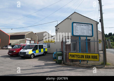 Pontyclun Van noleggio presso il lato est Cambrian Industrial Estate su Giugno 19, 2017 a Pontyclun, Galles. Un furgone che sembra essere stata noleggiata da Pontyclun Van Noleggio arò nel pedoni vicino a Finsbury Park Mosque sul Severn Sisters Road, North London, intorno alle 12.20 di questa mattina. La polizia ha riferito che 10 persone sono rimaste ferite e uno ucciso. Un 48-anno-vecchio uomo è stato arrestato. Il primo ministro Theresa Maggio ha detto di polizia sono a trattarlo come un potenziale attacco terroristico. Foto Stock