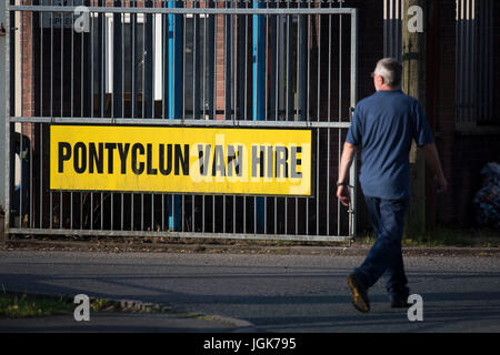 Pontyclun Van noleggio presso il lato est Cambrian Industrial Estate su Giugno 19, 2017 a Pontyclun, Galles. Un furgone che sembra essere stata noleggiata da Pontyclun Van Noleggio arò nel pedoni vicino a Finsbury Park Mosque sul Severn Sisters Road, North London, intorno alle 12.20 di questa mattina. La polizia ha riferito che 10 persone sono rimaste ferite e uno ucciso. Un 48-anno-vecchio uomo è stato arrestato. Il primo ministro Theresa Maggio ha detto di polizia sono a trattarlo come un potenziale attacco terroristico. Foto Stock