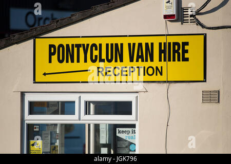 Pontyclun Van noleggio presso il lato est Cambrian Industrial Estate su Giugno 19, 2017 a Pontyclun, Galles. Un furgone che sembra essere stata noleggiata da Pontyclun Van Noleggio arò nel pedoni vicino a Finsbury Park Mosque sul Severn Sisters Road, North London, intorno alle 12.20 di questa mattina. La polizia ha riferito che 10 persone sono rimaste ferite e uno ucciso. Un 48-anno-vecchio uomo è stato arrestato. Il primo ministro Theresa Maggio ha detto di polizia sono a trattarlo come un potenziale attacco terroristico. Foto Stock