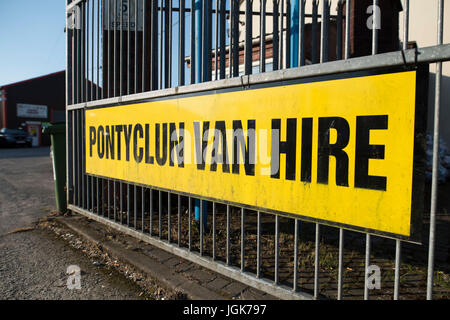 Pontyclun Van noleggio presso il lato est Cambrian Industrial Estate su Giugno 19, 2017 a Pontyclun, Galles. Un furgone che sembra essere stata noleggiata da Pontyclun Van Noleggio arò nel pedoni vicino a Finsbury Park Mosque sul Severn Sisters Road, North London, intorno alle 12.20 di questa mattina. La polizia ha riferito che 10 persone sono rimaste ferite e uno ucciso. Un 48-anno-vecchio uomo è stato arrestato. Il primo ministro Theresa Maggio ha detto di polizia sono a trattarlo come un potenziale attacco terroristico. Foto Stock