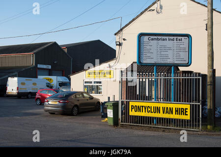 Pontyclun Van noleggio presso il lato est Cambrian Industrial Estate su Giugno 19, 2017 a Pontyclun, Galles. Un furgone che sembra essere stata noleggiata da Pontyclun Van Noleggio arò nel pedoni vicino a Finsbury Park Mosque sul Severn Sisters Road, North London, intorno alle 12.20 di questa mattina. La polizia ha riferito che 10 persone sono rimaste ferite e uno ucciso. Un 48-anno-vecchio uomo è stato arrestato. Il primo ministro Theresa Maggio ha detto di polizia sono a trattarlo come un potenziale attacco terroristico. Foto Stock