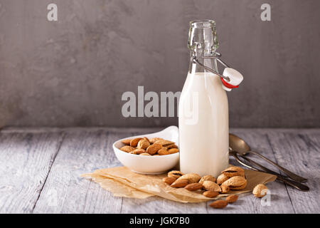 In casa latte di mandorla in una bottiglia Foto Stock