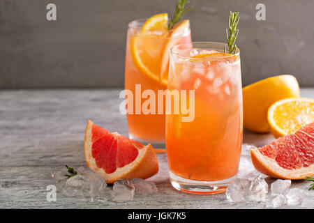 Cocktail di agrumi con succo di pompelmo e arancio Foto Stock