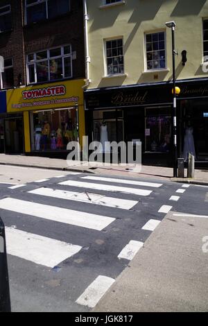 Zebra Crossing su Fore Street. Exeter Devon, Regno Unito. Luglio, 2017. Foto Stock
