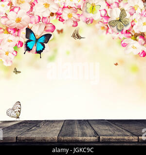 Fiori Ciliegio con farfalle e tavole di legno, ideale per il posizionamento del prodotto Foto Stock