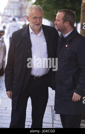 Leader laburista Jeremy Corbyn inaugura la sua vigilia del tour di polling del Regno Unito con un moncone discorso al di fuori delle Dune negozio di calzature in Glasgow con: Jeremy Corbyn dove: Glasgow, Regno Unito quando: 07 giu 2017 Credit: Euan ciliegio/WENN.com Foto Stock