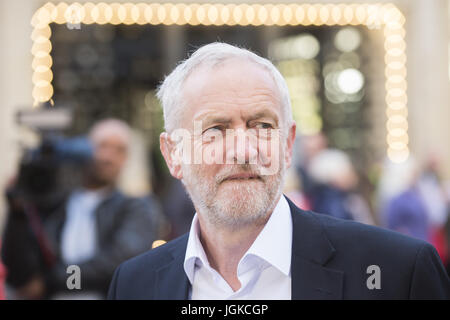 Leader laburista Jeremy Corbyn inaugura la sua vigilia del tour di polling del Regno Unito con un moncone discorso al di fuori delle Dune negozio di calzature in Glasgow con: Jeremy Corbyn dove: Glasgow, Regno Unito quando: 07 giu 2017 Credit: Euan ciliegio/WENN.com Foto Stock