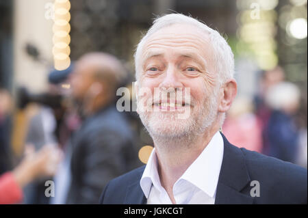 Leader laburista Jeremy Corbyn inaugura la sua vigilia del tour di polling del Regno Unito con un moncone discorso al di fuori delle Dune negozio di calzature in Glasgow con: Jeremy Corbyn dove: Glasgow, Regno Unito quando: 07 giu 2017 Credit: Euan ciliegio/WENN.com Foto Stock