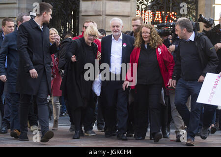 Leader laburista Jeremy Corbyn inaugura la sua vigilia del tour di polling del Regno Unito con un moncone discorso al di fuori delle Dune negozio di calzature in Glasgow con: Jeremy Corbyn dove: Glasgow, Regno Unito quando: 07 giu 2017 Credit: Euan ciliegio/WENN.com Foto Stock